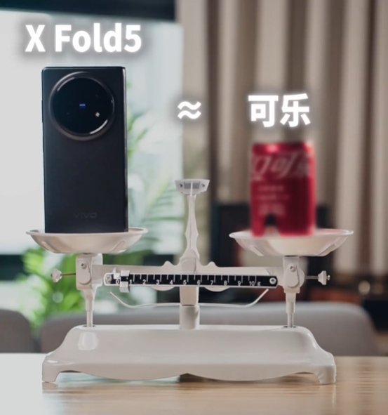 vivo X Fold5展开仅4.Xmm厚：塞入6000mAh大电池+潜望式长焦