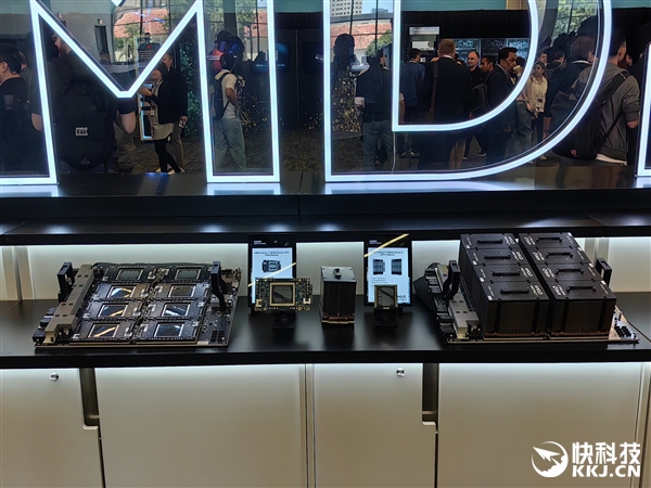 AMD MI350系列AI服务器真机展示：八卡2.3TB内存、每秒16亿亿次算力