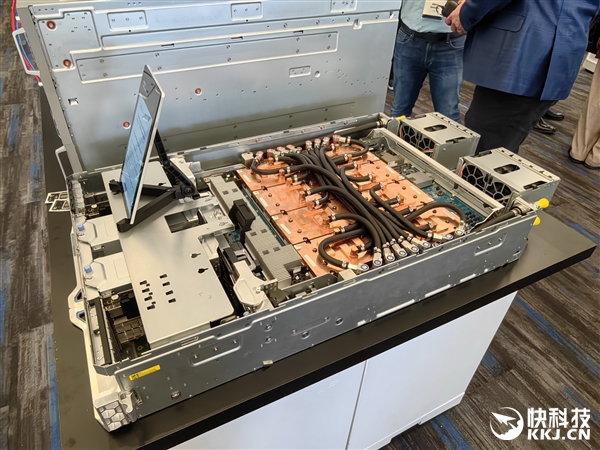 AMD MI350系列AI服务器真机展示：八卡2.3TB内存、每秒16亿亿次算力