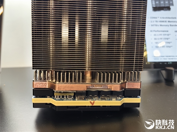 AMD MI350系列AI服务器真机展示：八卡2.3TB内存、每秒16亿亿次算力