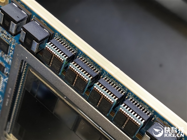 AMD MI350系列AI服务器真机展示：八卡2.3TB内存、每秒16亿亿次算力