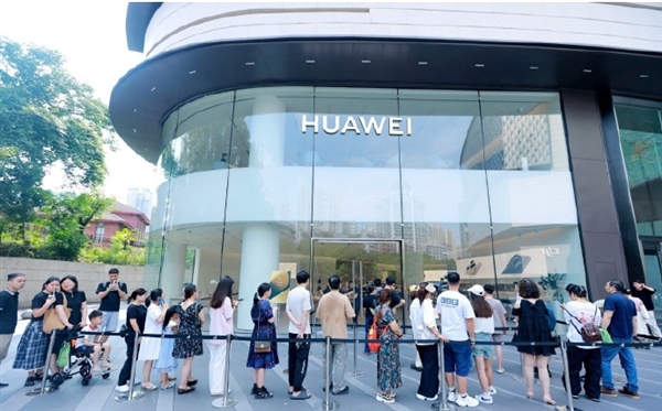 华为Pura80系列开售即“疯狂” 网友称挤15分钟才能摸到真机