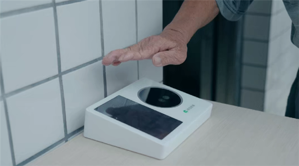 微信刷掌落地近100家老年智慧餐厅：伸伸手就能吃饭领补助