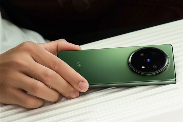 苹果信号救星！iPhone可一键连接vivo X Fold5热点