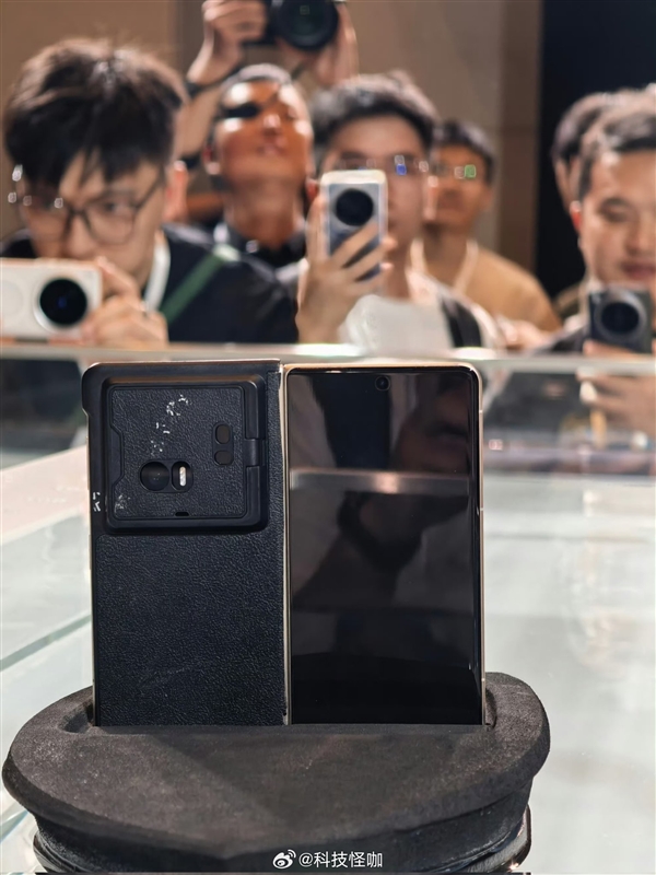 荣耀Magic V5真机现身：史上最轻薄大折叠