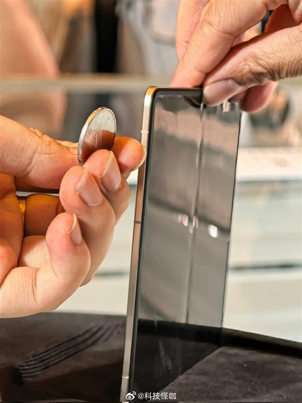 荣耀Magic V5真机现身：史上最轻薄大折叠