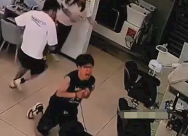 理发师未拔电源修吹风机 突然触电跪地 说不出话