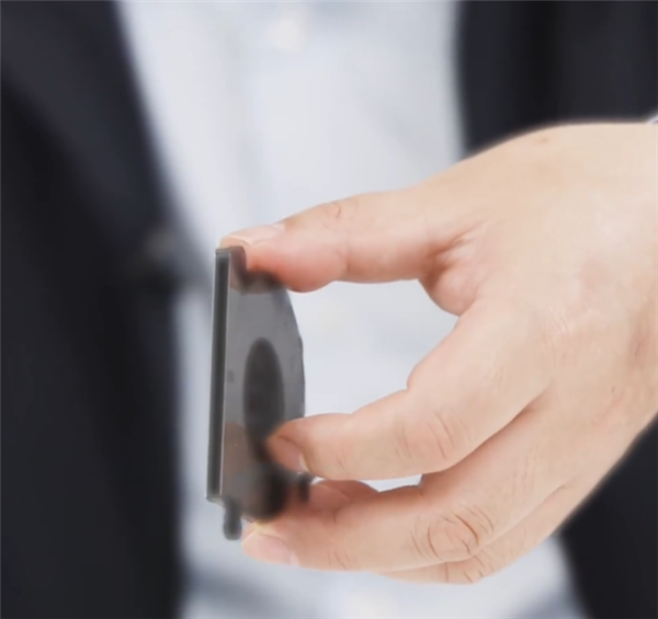 余承东首次揭秘鸿蒙折叠电脑内部设计：风扇竟比两枚硬币还薄