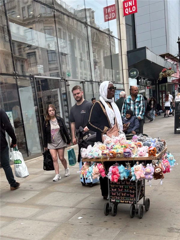 拉布布被炒到天价后 泡泡玛特昨天把黄牛砸破防了