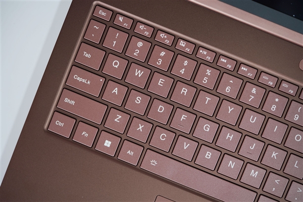 新一代六边形战士！七彩虹iGame M16 Origo图赏