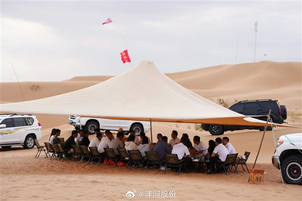 刘强东现身沙漠：老家洋河酒对瓶吹