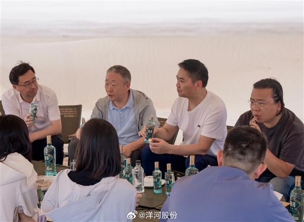 刘强东现身沙漠：老家洋河酒对瓶吹