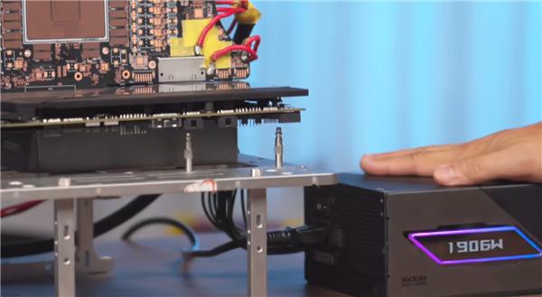 华硕首发背插2.5 RTX 5090：上下两个供电接口、极限供电2100W