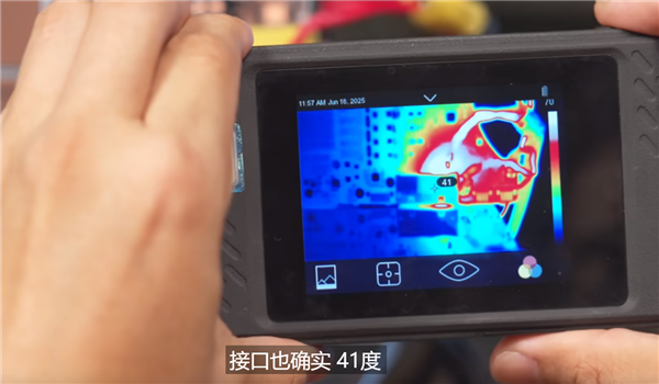 华硕首发背插2.5 RTX 5090：上下两个供电接口、极限供电2100W