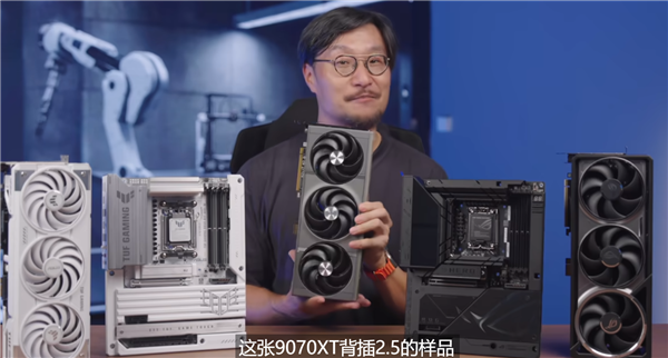 华硕首发背插2.5 RTX 5090：上下两个供电接口、极限供电2100W