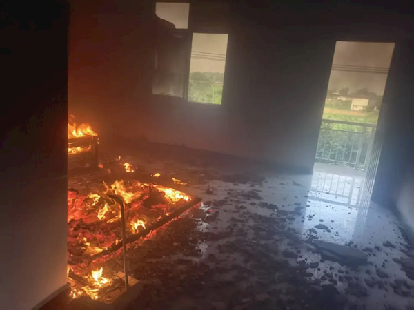 手机充电时被盖上棉被 结果短路起火 小伙被送进ICU