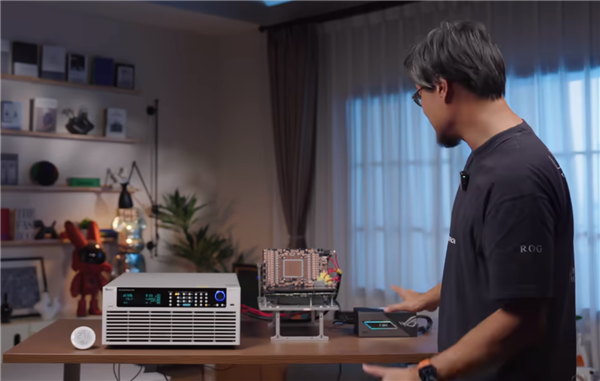 华硕首发背插2.5 RTX 5090：上下两个供电接口、极限供电2100W