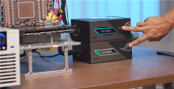 华硕首发背插2.5 RTX 5090：上下两个供电接口、极限供电2100W