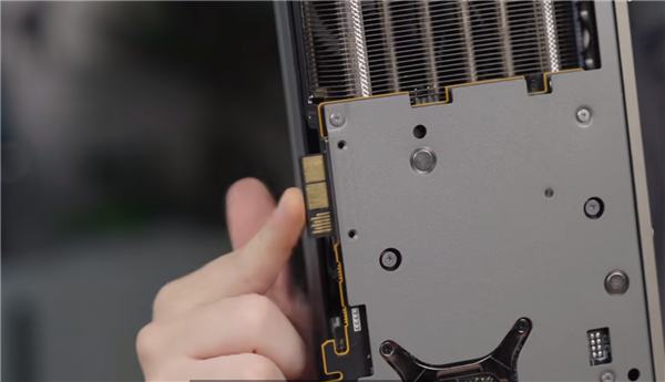 华硕首发背插2.5 RTX 5090：上下两个供电接口、极限供电2100W