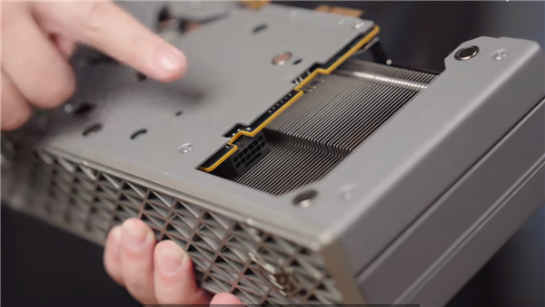 华硕首发背插2.5 RTX 5090：上下两个供电接口、极限供电2100W