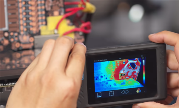 华硕首发背插2.5 RTX 5090：上下两个供电接口、极限供电2100W