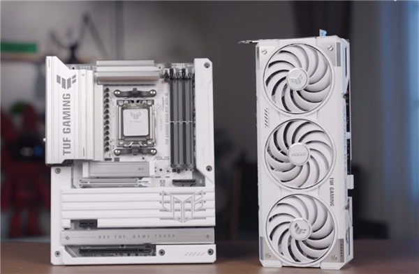 华硕首发背插2.5 RTX 5090：上下两个供电接口、极限供电2100W