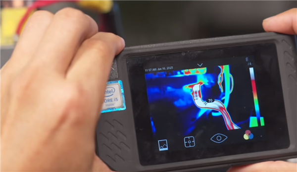 华硕首发背插2.5 RTX 5090：上下两个供电接口、极限供电2100W