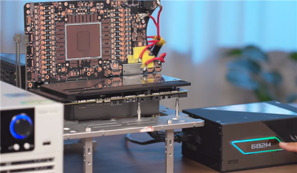 华硕首发背插2.5 RTX 5090：上下两个供电接口、极限供电2100W