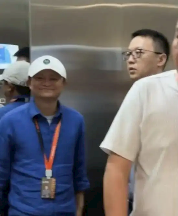 马云现身饿了么工区 吴泳铭陪同 或是参加淘宝闪购周会