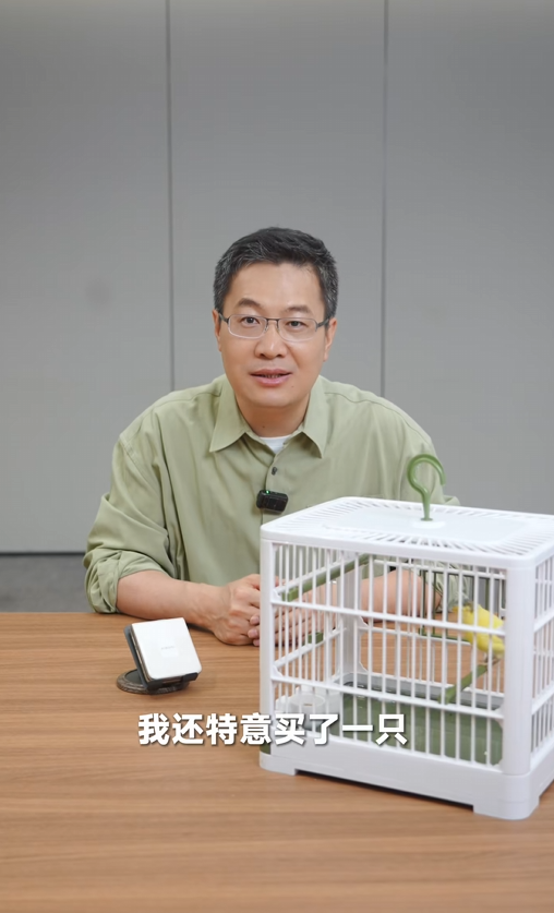 卢伟冰晒小米MIX Flip 2真机 锅盖头鸟壁纸太萌了 充电就炸毛