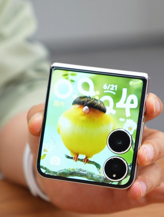 卢伟冰晒小米MIX Flip 2真机 锅盖头鸟壁纸太萌了 充电就炸毛