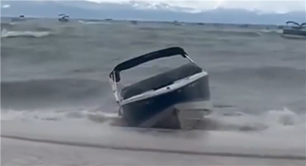 美国一游船遇风暴翻覆8人死亡：外卖巨头高管遇难