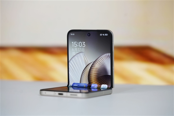 满配旗舰小折叠屏！小米MIX Flip 2图赏