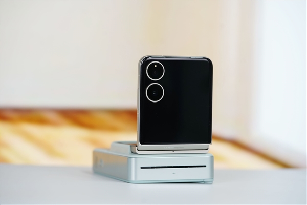 满配旗舰小折叠屏！小米MIX Flip 2图赏