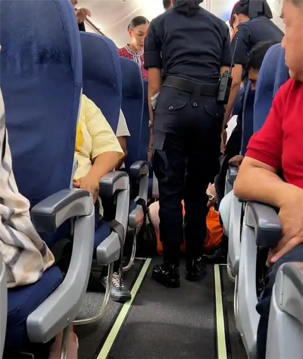 泰国狮航一超胖男子因座位窄大闹机舱：被用绳子捆拖离飞机