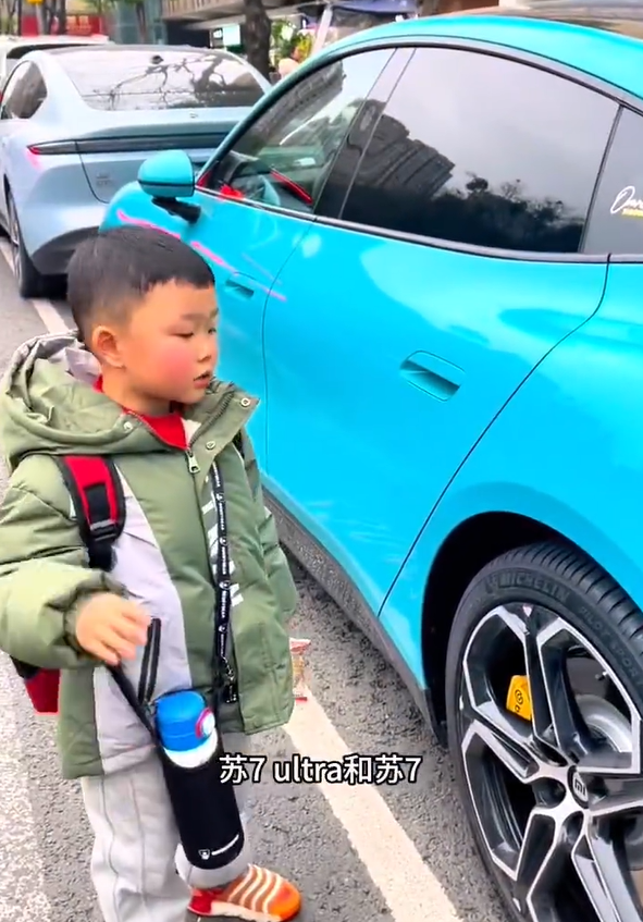 5岁小孩熟背小米SU7配置 雷军发文感谢“小孩哥”支持
