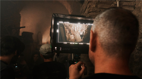 一生怕鬼的中国人 正在穿成鬼