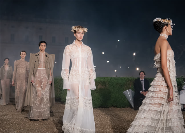 一生怕鬼的中国人 正在穿成鬼