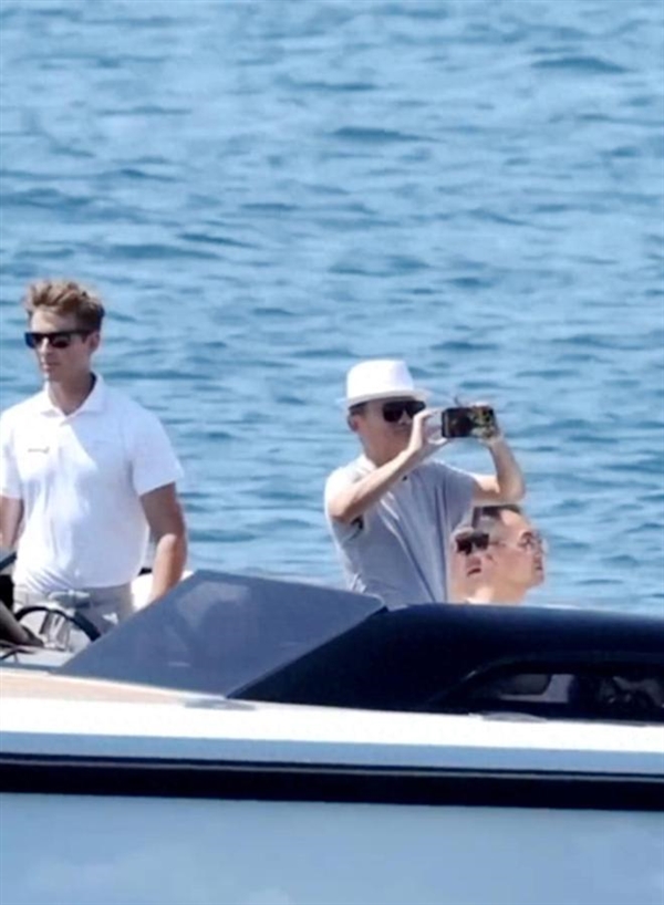 马云现身法国乘坐豪华游艇出海游玩 戴白色草帽拍照超有范