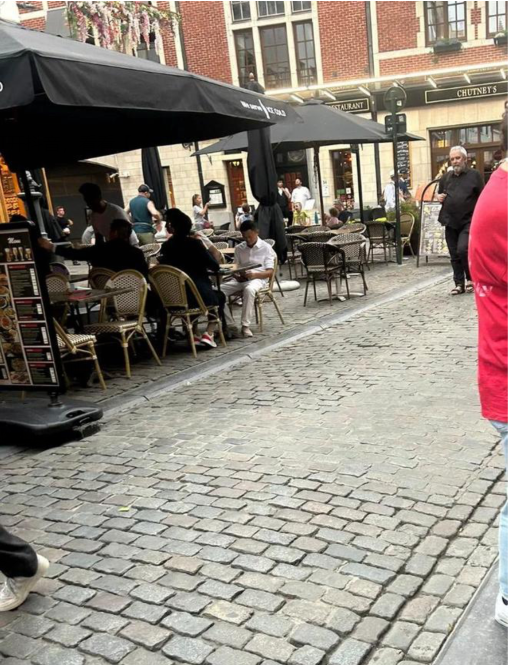 马云现身法国乘坐豪华游艇出海游玩 戴白色草帽拍照超有范