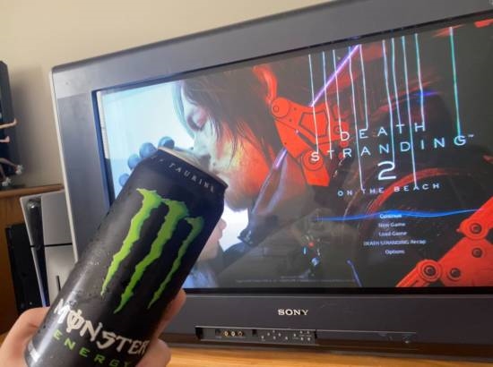 玩家用“大屁股”电视玩《死亡搁浅2》：体验复古！