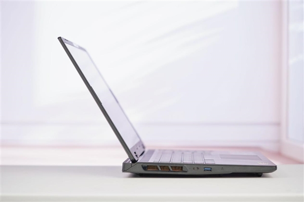 性价比水桶本新标杆！微星神影16锐龙版2025笔记本图赏