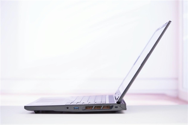 性价比水桶本新标杆！微星神影16锐龙版2025笔记本图赏