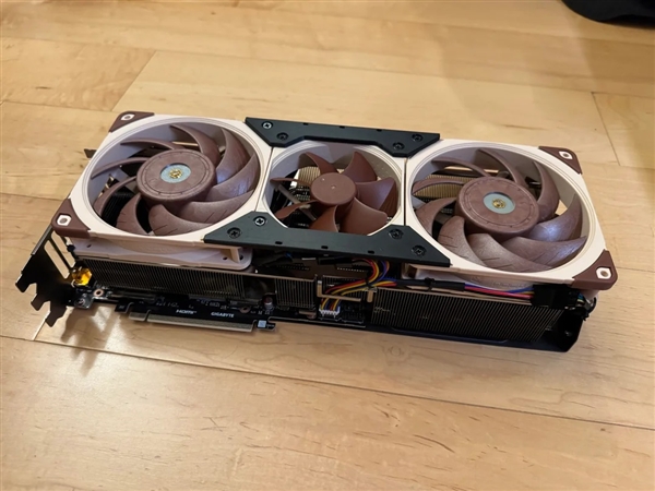 RTX 5090改造五个风扇！噪音几不可闻