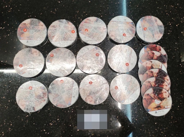 光盘侠真搁浅了！男子大腿藏168张《死亡搁浅2》PS5游戏碟进境被查获