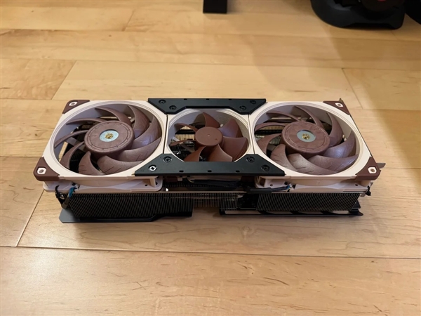 RTX 5090改造五个风扇！噪音几不可闻