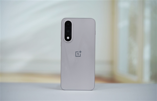 一加Ace5至尊版成为PEL和平精英职业联赛官方用机：首发144Hz帧率模式