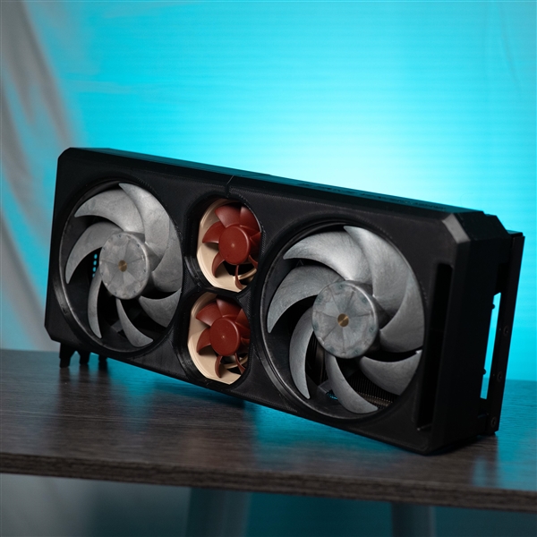 RTX 5090改造五个风扇！噪音几不可闻