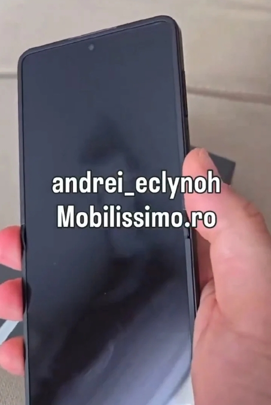 自研芯旗舰！三星Galaxy Z Flip7真机曝光：首次全面屏外屏