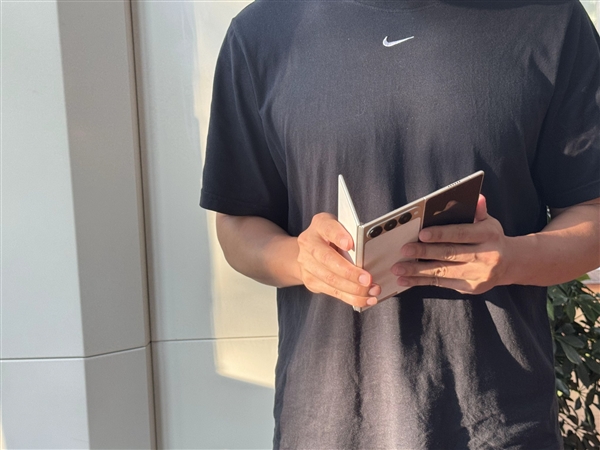 安卓首款！传音三折叠屏首曝：外观跟华为截然不同